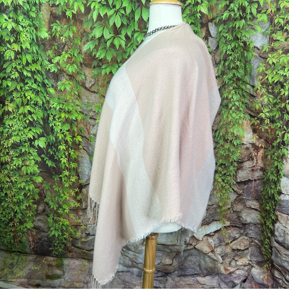 SOIA & KYO Dusty Rose Color Block Ruana Wrap, One Size - Picture 8 of 10